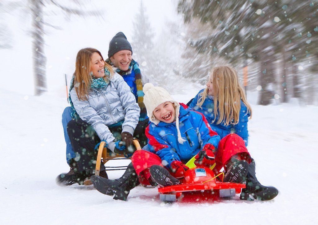 Як весело і з користю провести новорічні свята. Зимові канікули за свою особливу святкову атмосферу люблять не тільки діти, але й дорослі.