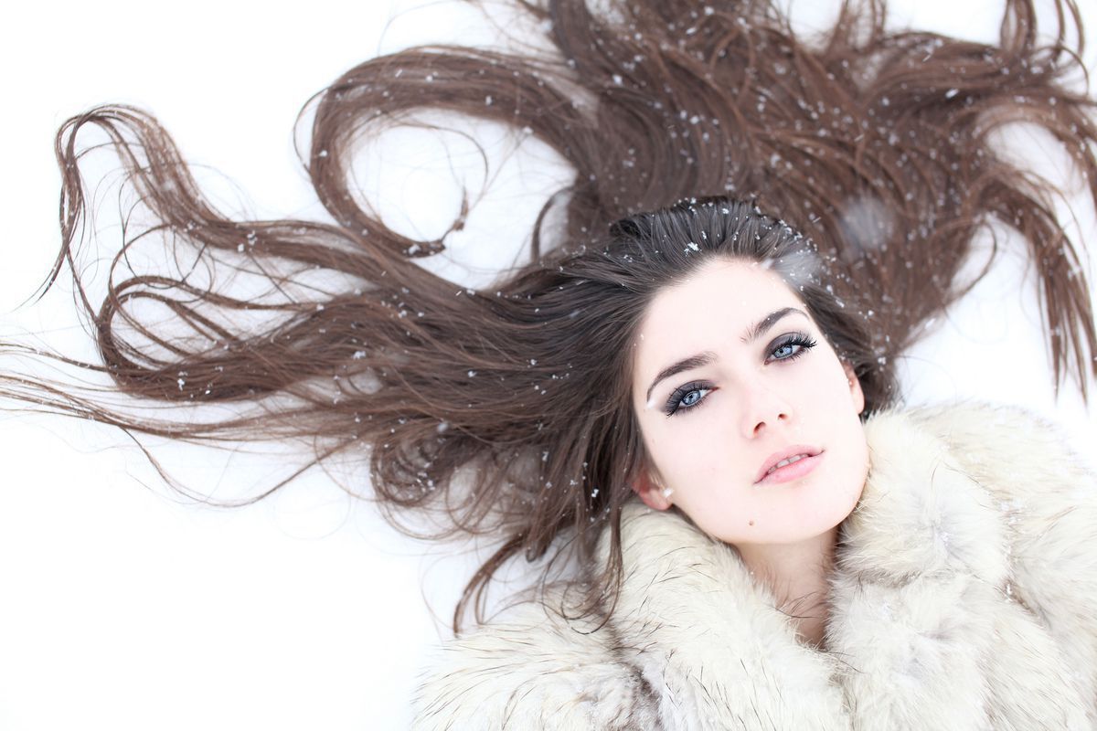 Помилки, які допускають жінки при догляді за волоссям у зимовий період року і як їх уникнути. Які помилки в холодну пору року шкодять волоссю.