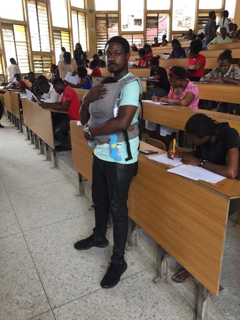 Під час іспиту викладач університету у Нігерії вирішив допомогти студентці та сам взявся доглядати за її близнюками. Лектор виявився дуже людяним і доглянув за дітьми студентки, поки вона складала іспит.