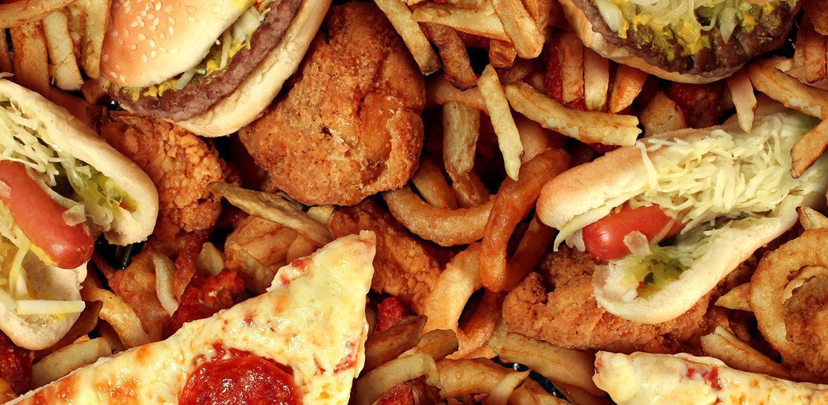 Вчені виявили, що жирна їжа може становити смертельну небезпеку. Фахівці з Канади зробили висновок, що жирна їжа може спровокувати розвиток онкологічних захворювань.