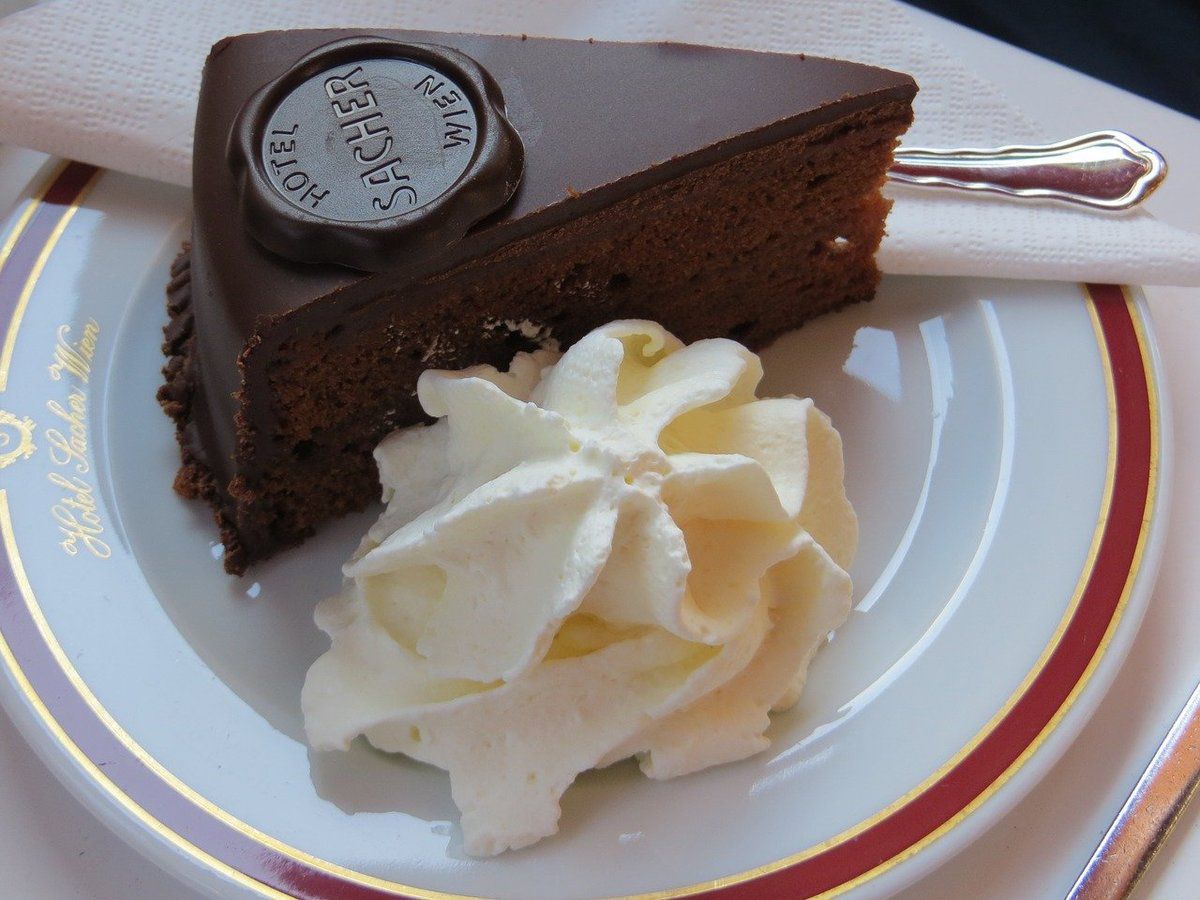 незвичайний австрійський торт «захер» ніжний і ароматний, з насиченим шоколадним смаком