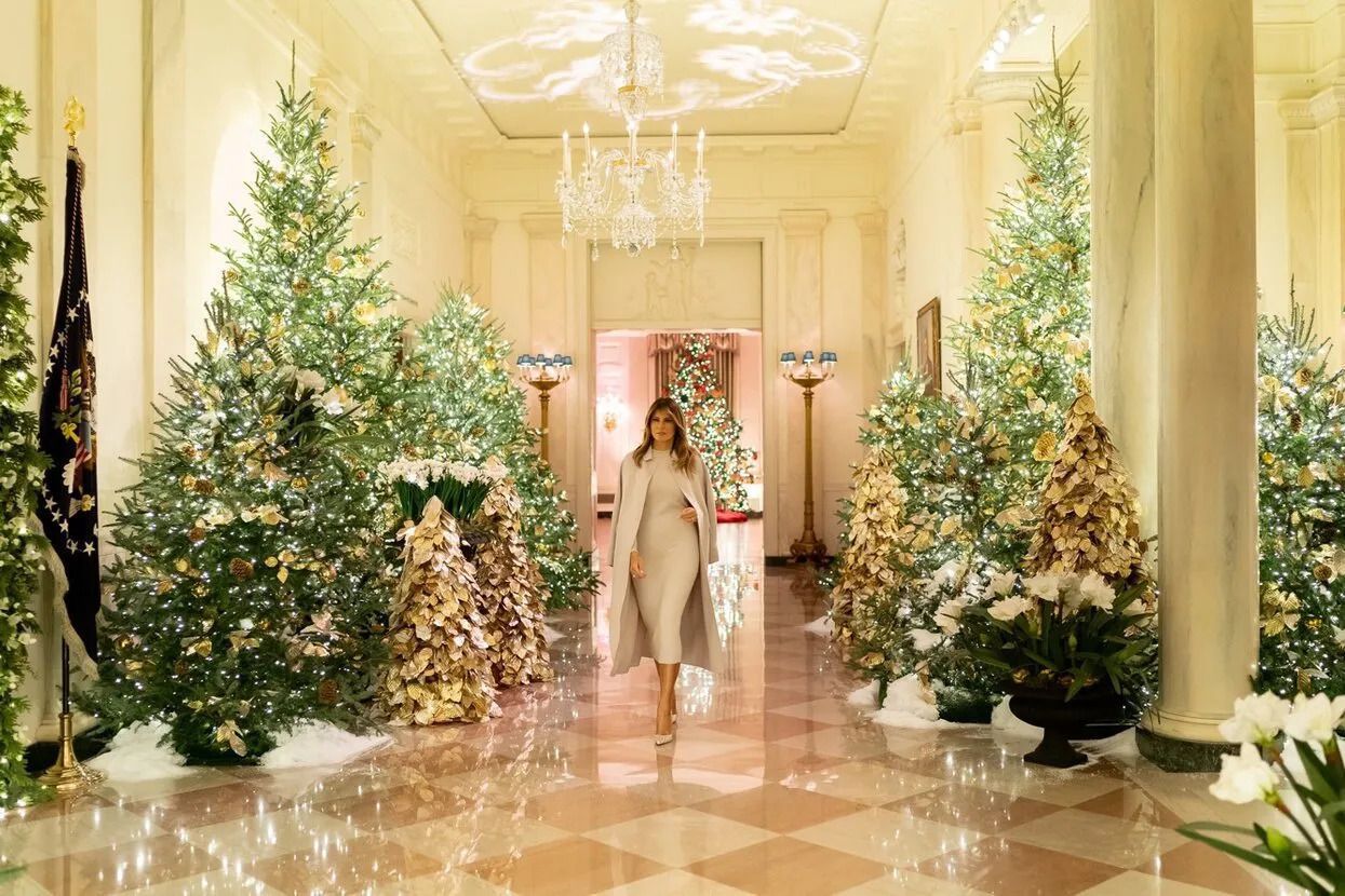 Меланія Трамп показала, як прикрасила Білий Дім в цьому році. Перша Леді США відкрила різдвяний сезон, показавши святково прикрашений Білий Дім.