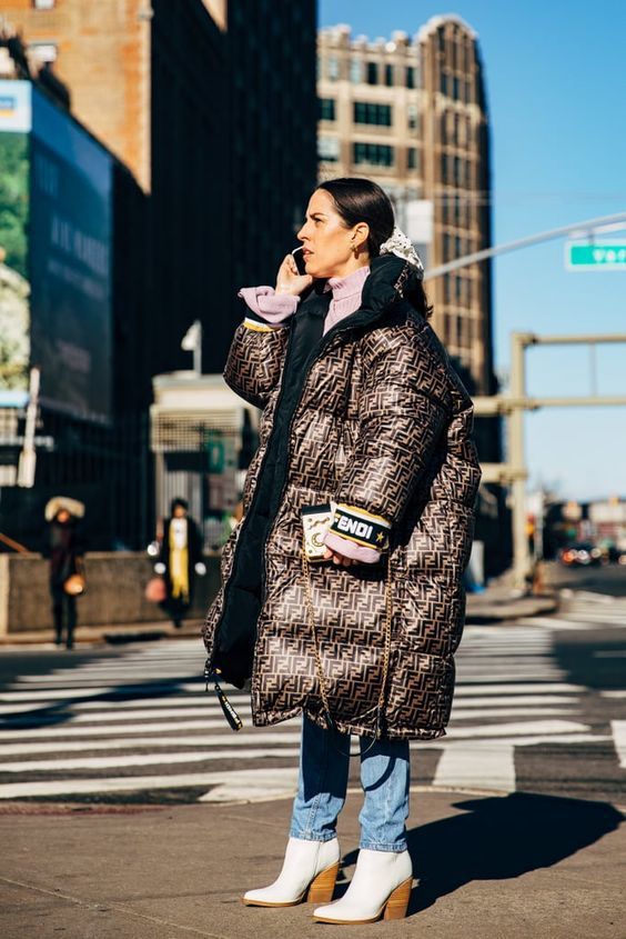 Довгий жіночий пуховик — тренд зими 2019-2020, а також надійний спосіб утеплитися. Прекрасна практична річ стала модною.