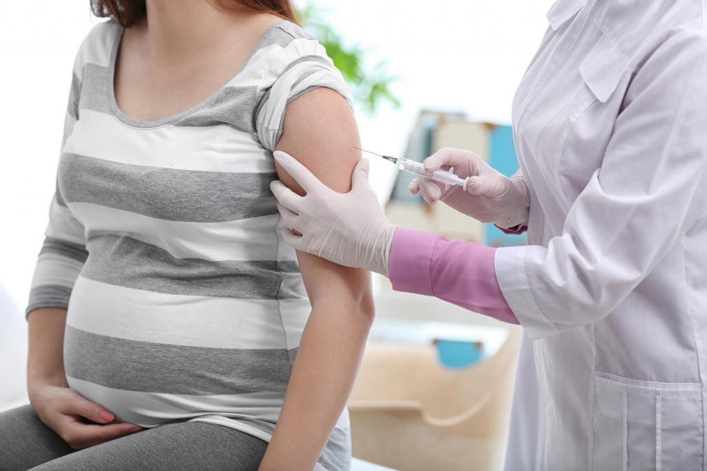 Щеплення від грипу під час вагітності: чи безпечна дана процедура для майбутніх мам. При вагітності підвищується ризик підхопити грип.