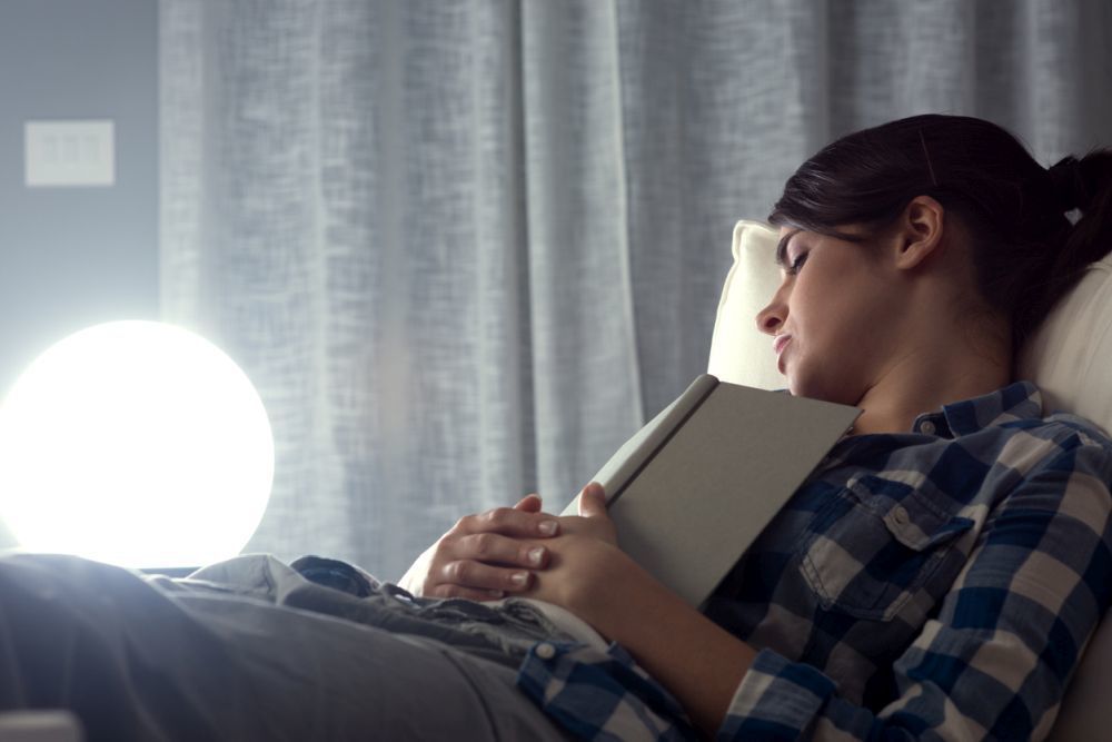 Вчені з'ясували, чому людям шкідливо спати із ввімкненим світлом. Ввімкнене світло під час сну шкодить здоров'ю людини.