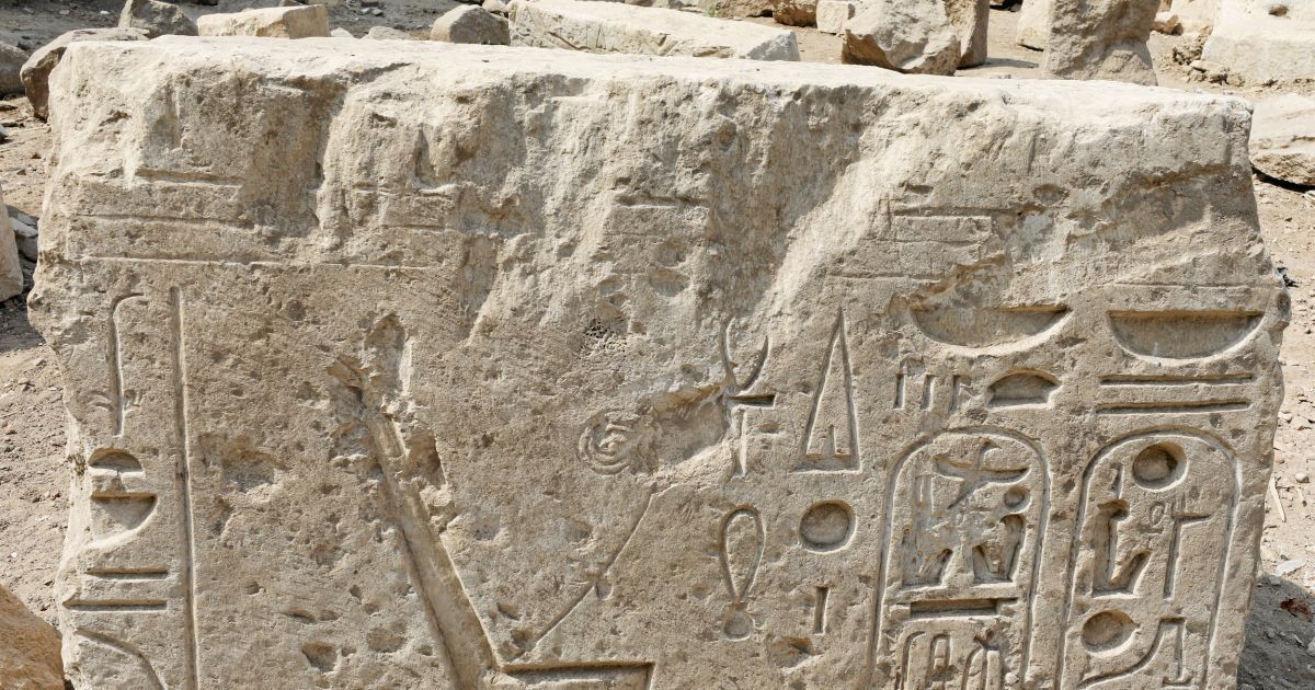 У Єгипті під купою сміття знайшли прикраси Рамзеcа II. Вік артефактів становить більше трьох тисяч років.