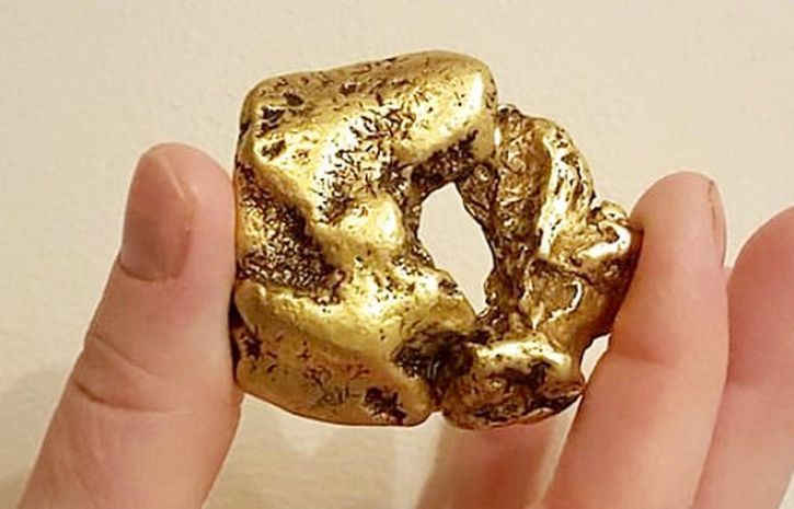 У шотландській річці знайдено рекордний золотий самородок. Золотий самородок вважається найбільшим з коли-небудь знайдених.