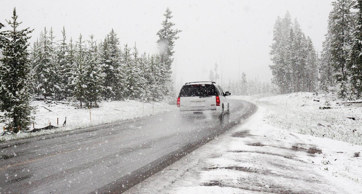 Що потрібно мати в автомобілі взимку на випадок непередбачених ситуацій. Простий набір речей допоможе впоратися з складними ситуаціями на дорозі взимку.