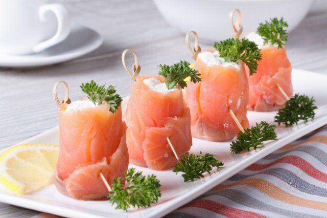 Готуємо на Новий рік 2020: 3 святкові закуски з сьомгою. Червона риба — обов'язковий атрибут святкового столу. Як оригінально її подати?