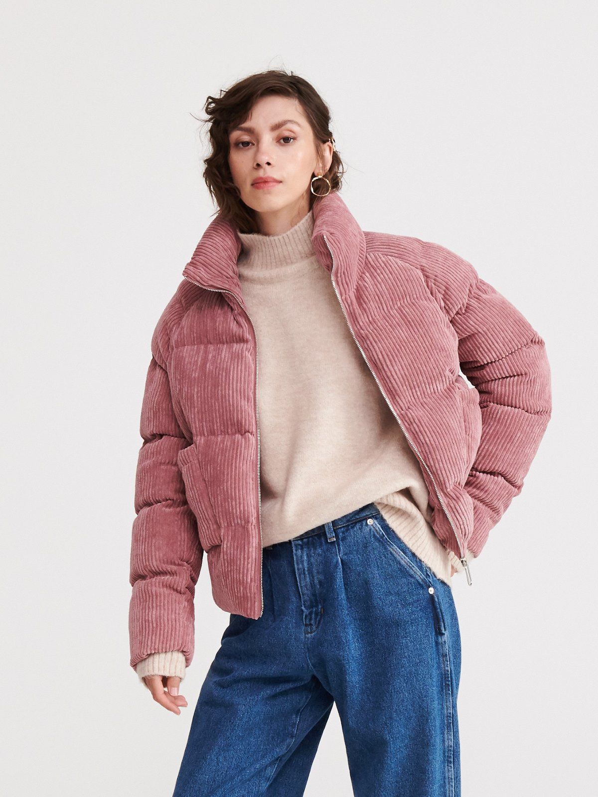 Топ-7 пуховиків та курток на зиму 2019/20, які допоможуть підкреслити вашу красу. Вельвет, світловідбиваючі матеріали або камуфляж — виберіть свій варіант.