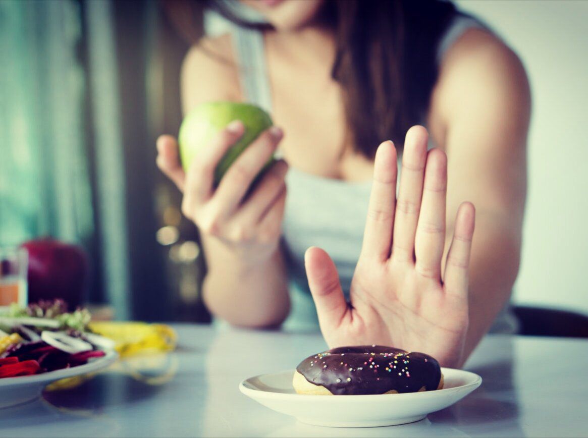 Відмова від солодкого оголошена небезпечною для психіки. Спеціаліст порекомендував не уникати солодощів занадто активно.