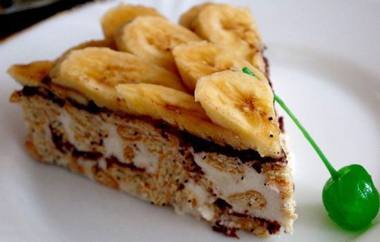 Торт з пряників з бананами й сметанним кремом без випічки: покроковий рецепт. Обов'язково спробуйте цей десерт, якщо ви ще його не пробували.