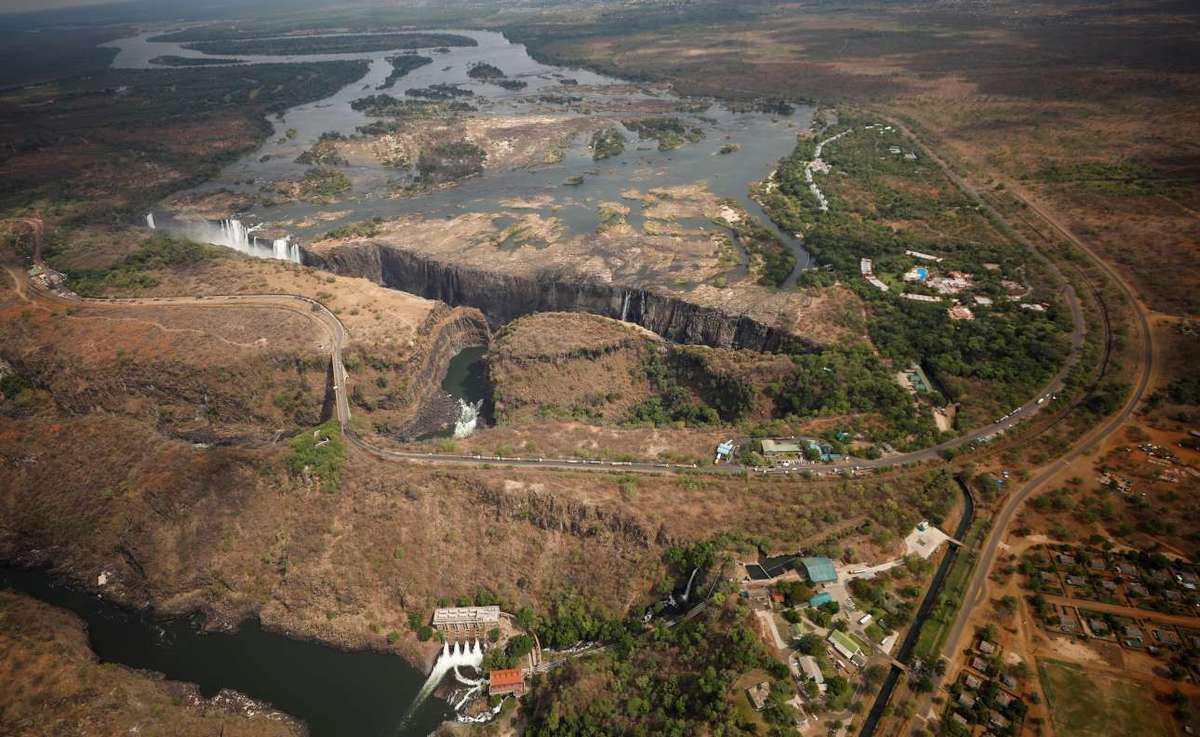 В Африці засихає всесвітньо відомий водоспад Вікторія: невтішні фото. Водоспад Вікторія обмілів до рекордного за останні 25 років рівня.