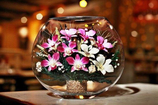Нев'янучий цвіт у склі може радувати природною красою і свіжістю кілька місяців і навіть років. Як зберегти свіжість натуральної квітки надовго?