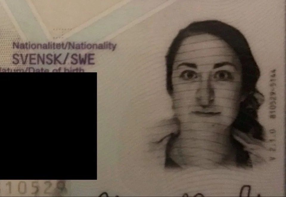 Дівчина зробила новий паспорт і не повірила очам. Глянувши на фото, ви зрозумієте, що таке по-справжньому погана фотка. І це була не просто невдала фотографія.