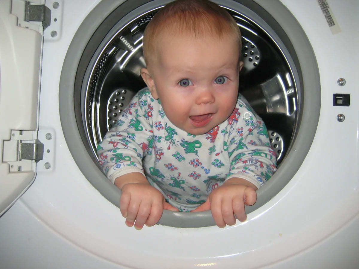 Чоловік побачив в пральній машині свою маленьку дитину і трохи не отримав інфаркт, але, на щастя, ніхто не постраждав. Вся справа в оптичній ілюзії.
