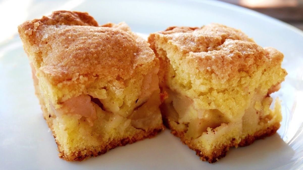 Пропонуємо вашій увазі рецепт дуже смачного яблучного пирога. Це ідеальний варіант для сімейного чаювання.