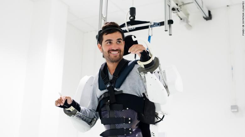 Вчені створили костюм-робот, який допоможе паралізованим людям самостійно пересуватиcя. Ця технологія може мати потенціал для поліпшення життя пацієнтів.