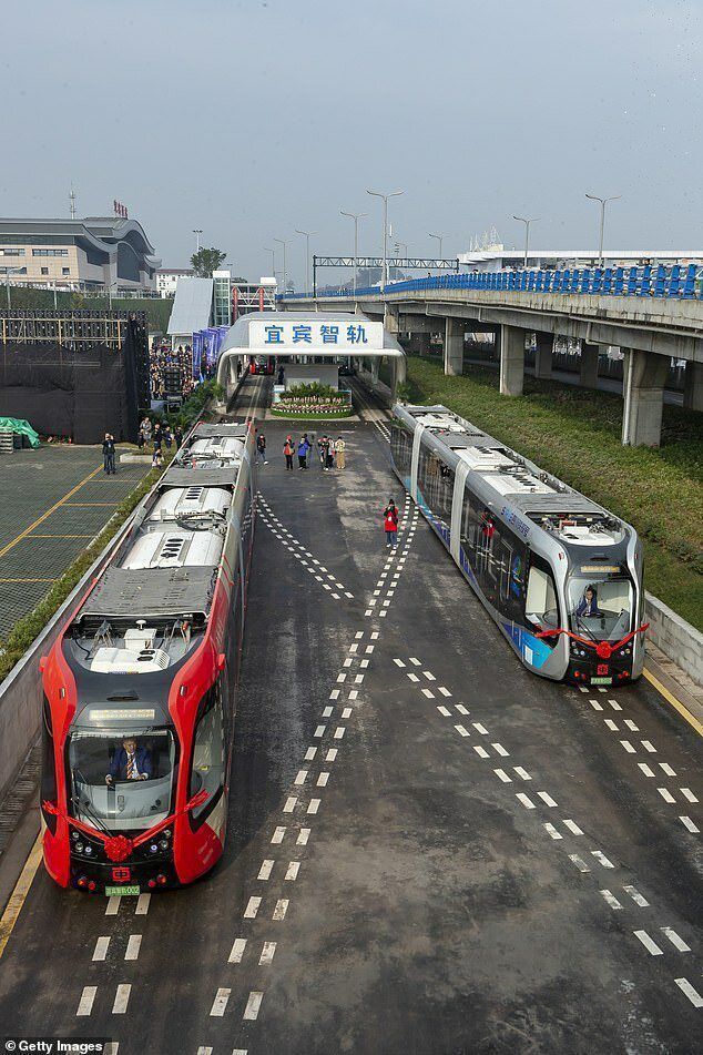 У Китаї запустили автономний безрейковий потяг. Поїзд контролює розмір дороги та будує свій власний маршрут.