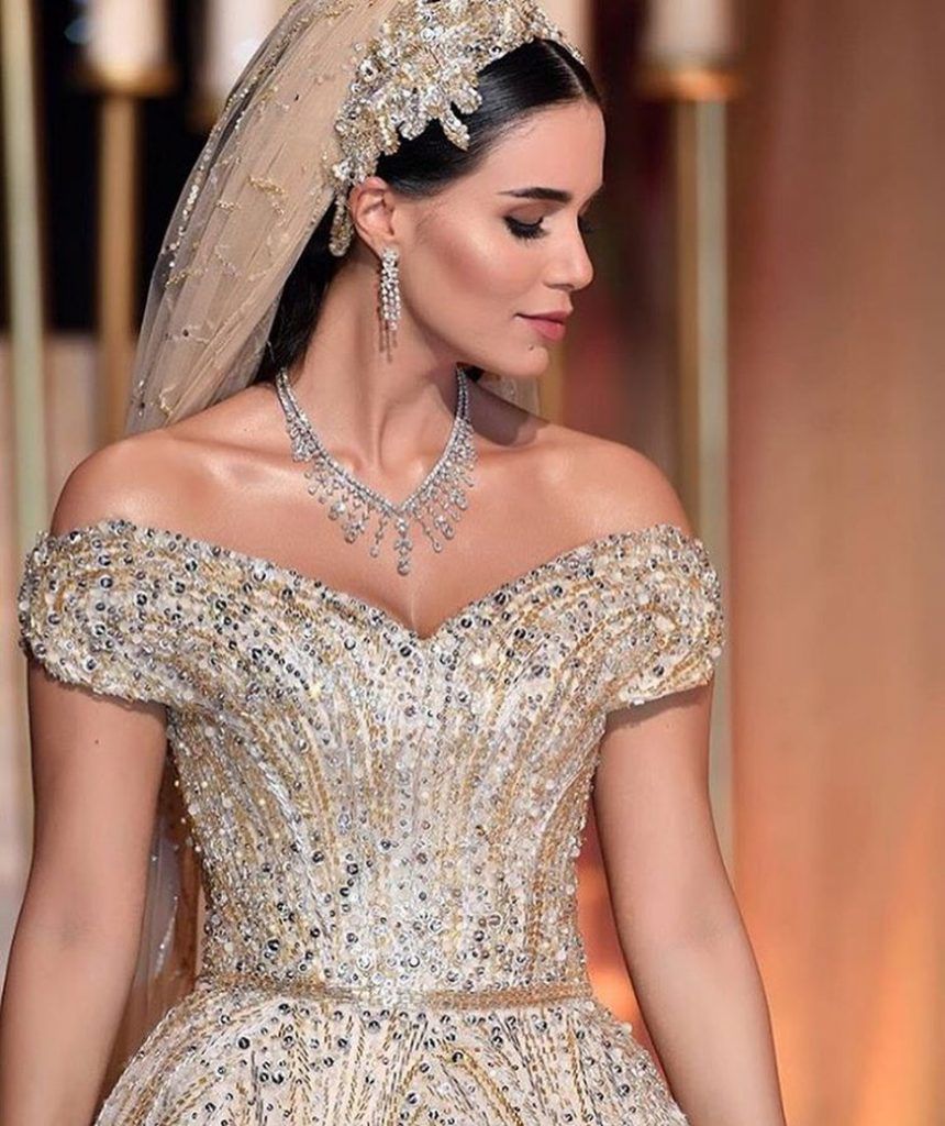 В Лівані наречена сама пошила весільну сукню. На це у дівчини пішов рік, але результат просто приголомшливий. Не знайшовши ідеальної сукні, наречена створила власну сама.