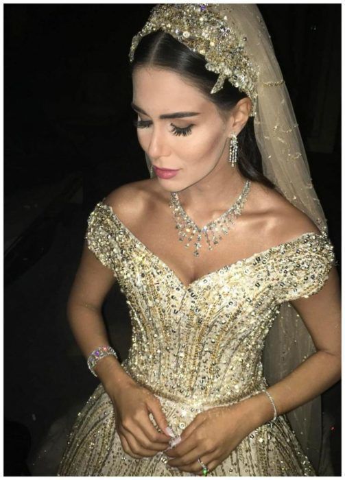 В Лівані наречена сама пошила весільну сукню. На це у дівчини пішов рік, але результат просто приголомшливий. Не знайшовши ідеальної сукні, наречена створила власну сама.