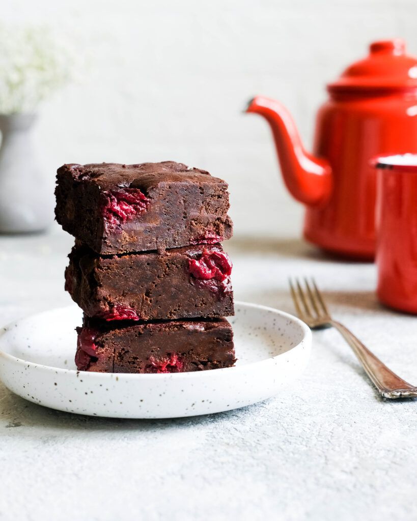 Шоколадний брауні з вишнею — смачний десерт для чудового чаювання. Представляємо вашій увазі простий рецепт.