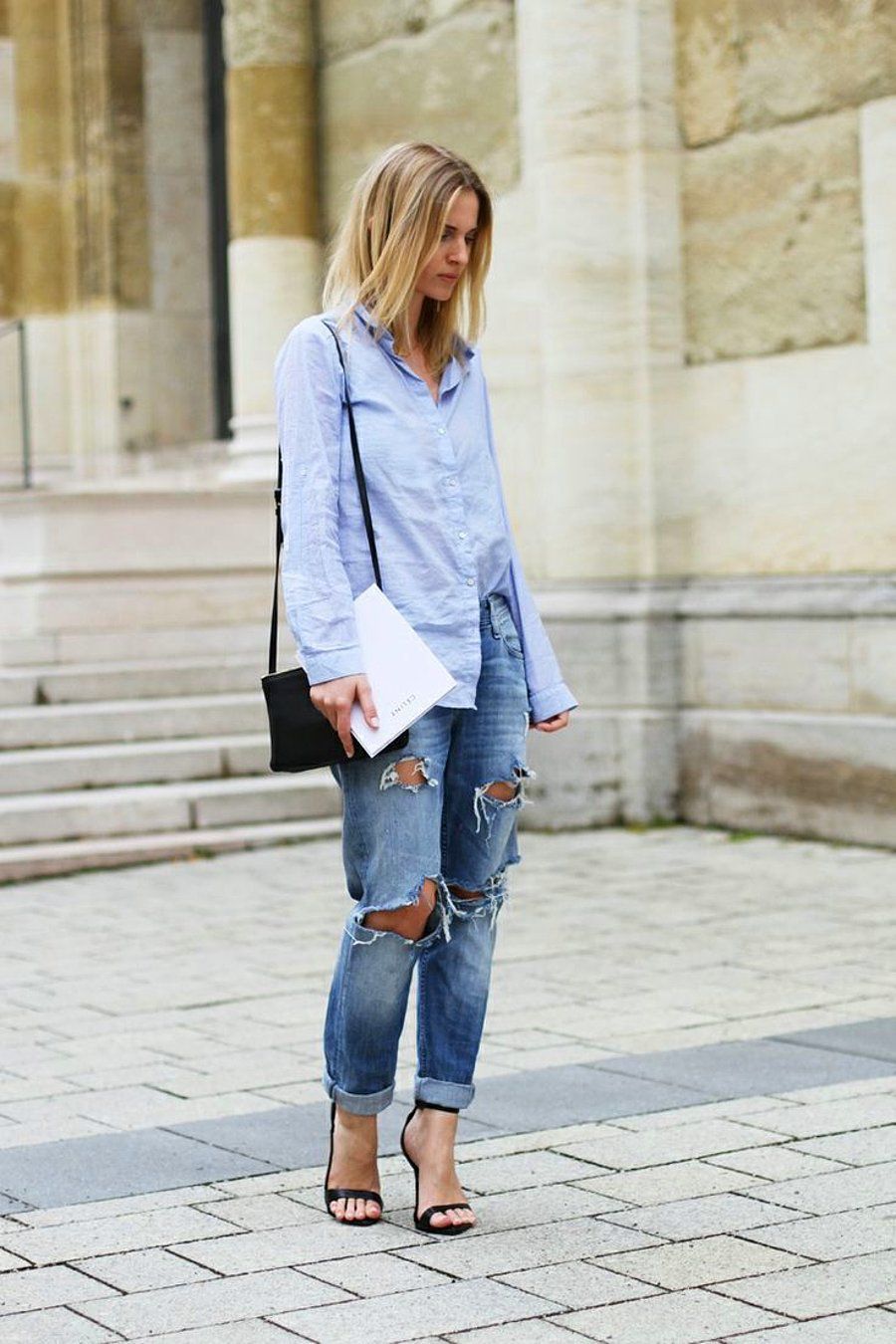 Голубые джинсы женские с чем носить. Street Style рубашка оверсайз. Джинсы бойфренды. Образы с джинсами. Уличная мода джинсы.