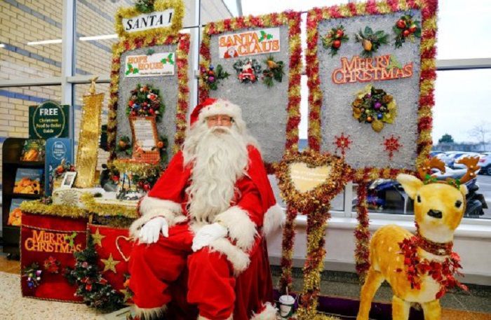Ще юнаком чоловік вперше став Санта-Клаусом, але за 57 років він досі не вийшов з обраного образу. Чоловік досі перевтілюється у Санта-Клауса задля важливої мети.