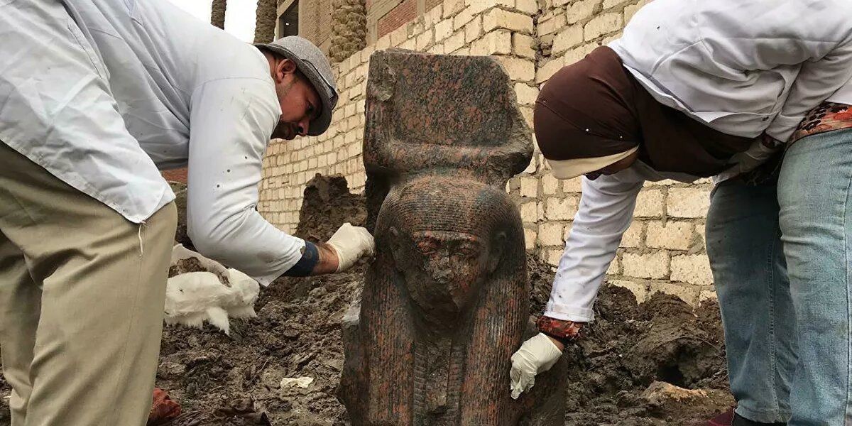 Єгипетські археологи виявили верхню частину статуї фараона Рамзеса II. Статуя була знайдена біля приватного будинку в місті Міт-Рахіна.