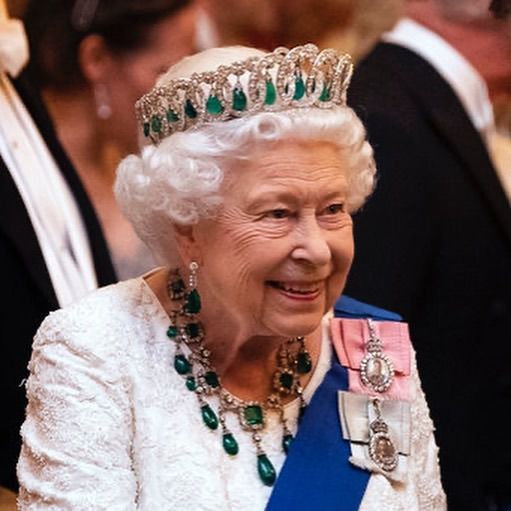 Єлизаветою II шукає спеціаліста по соцмережах, для привернення уваги громадськості до подій, пов'язаних з королівською сім'єю. Зарплата 1,5 млн гривень.