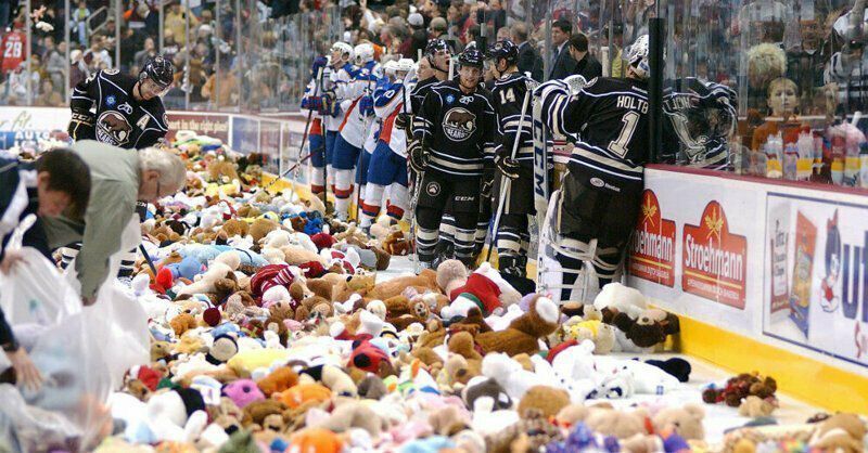 Американські хокейні фанати встановили рекорд, закидавши поле рекордною кількістю плюшевих ведмедиків. Вболівальники перетворили хокейний стадіон на справжній плюшевий рай.