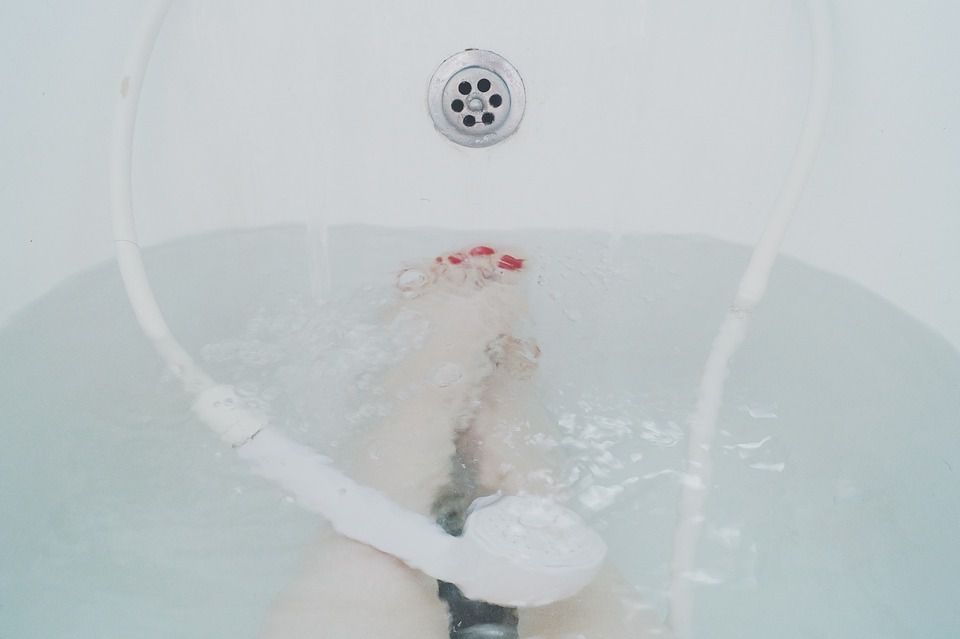Як правильно приймати ванну, якщо у вас є проблеми зі здоров'ям. Деякі нюанси водної процедури.