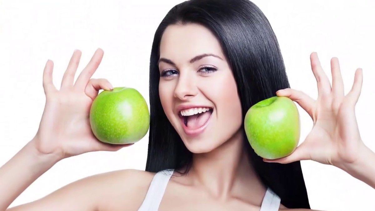Яким чином два яблука, що споживаються щоденно, можуть знижувати рівень холестерину у крові. Нові дослідження показали, що щоденне вживання двох яблук допомагає знизити рівень холестерину у крові.