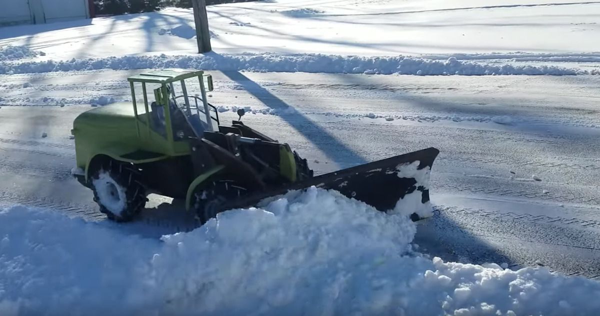 Винахідливий чоловік вирішив для прибирання вулиці від снігу задіяти іграшковий трактор на дистанційному управлінні. Це приголомшлива ідея.