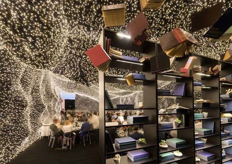 Унікальний ресторан в Мексиці дозволить вам повечеряти в космосі. 250 тисяч лампочок змушують вас повірити в те, що ви літаєте в космосі.