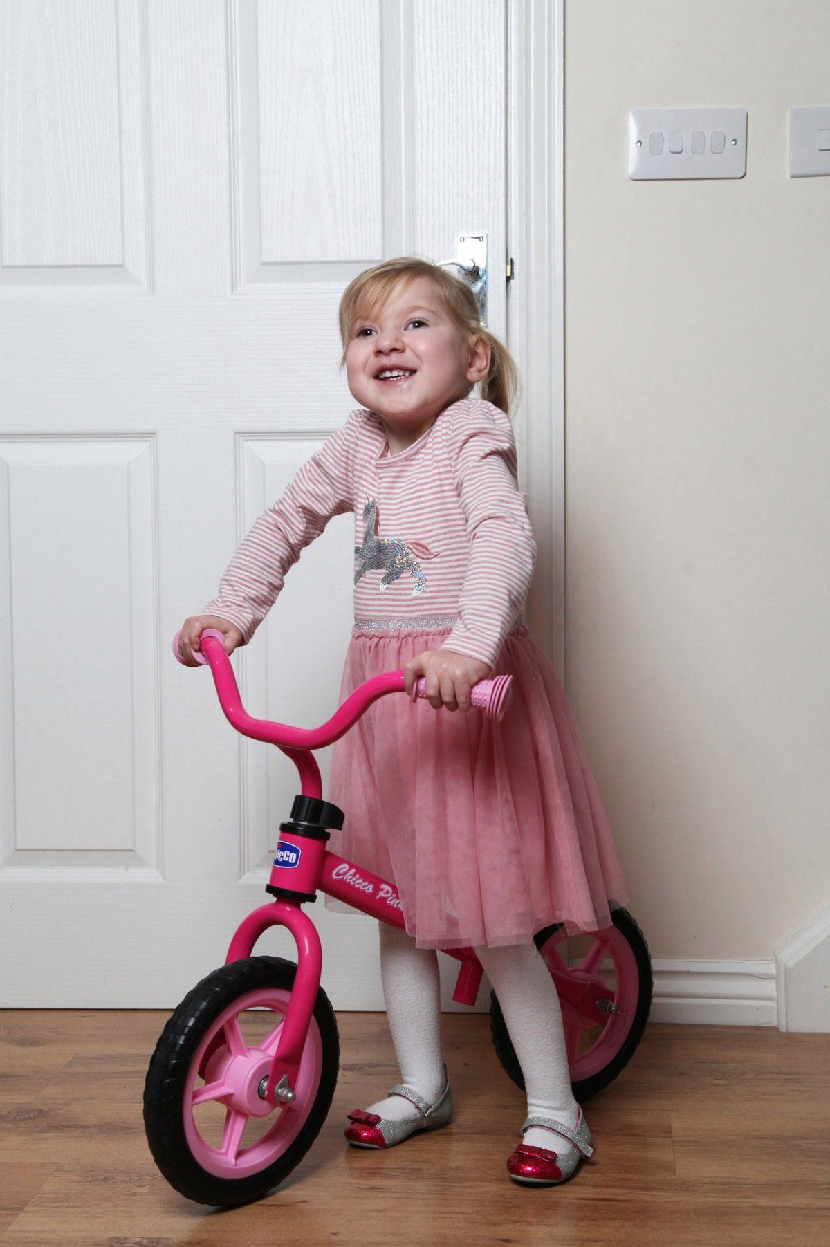 Дівчинка, якій лікарі пророкували життя в інвалідному кріслі, тепер сама катається на велосипеді. Лікарі прогнозували їй життя в інвалідному кріслі та неможливість пересуватися самостійно.