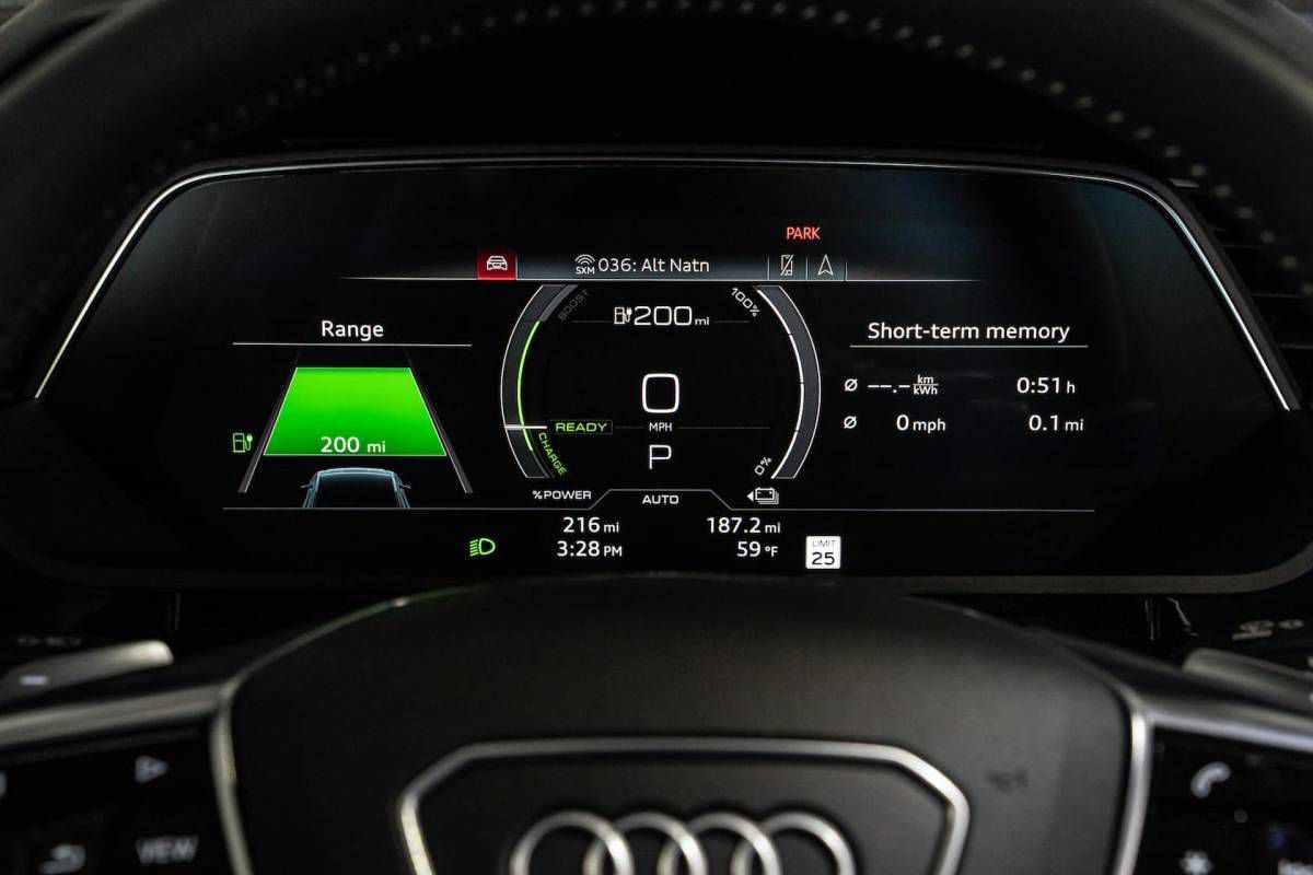 В інтер'єрі автомобілів Audi більше не буде фізичних кнопок, а з'явиться єдиний гігантський планшет. Компанія планує залучити передові технології.