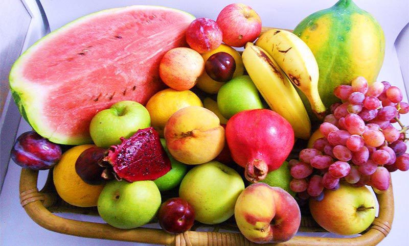 Які фрукти і ягоди можна їсти з кісточками, а які лише без них. Не усі фрукти і ягоди можна їсти з кісточками.
