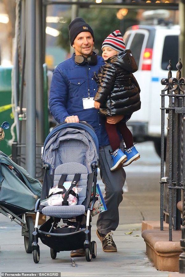 Бредлі Купер з донькою Леєю гуляють по вулицях Нью-Йорка. Це приклад того, як має виглядати найкращий тато!