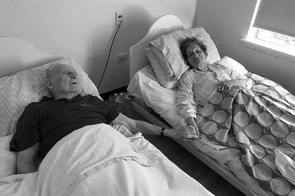 Чоловік і дружина прожили разом 70 років і померли на сусідніх ліжках з різницею у 20 хвилин. Справжня любов ще зустрічається.