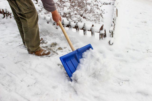 Кілька корисних порад для тих, хто не знає, що робити зі снігом на ділянці. Для снігу на ділянці можна знайти гарне застосування.