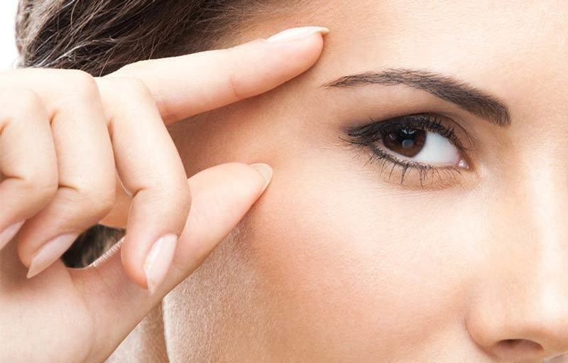 Основні помилки, які допускають жінки у догляді за шкірою навколо очей і як їх уникнути. Помилки при догляді за шкірою навколо очей.
