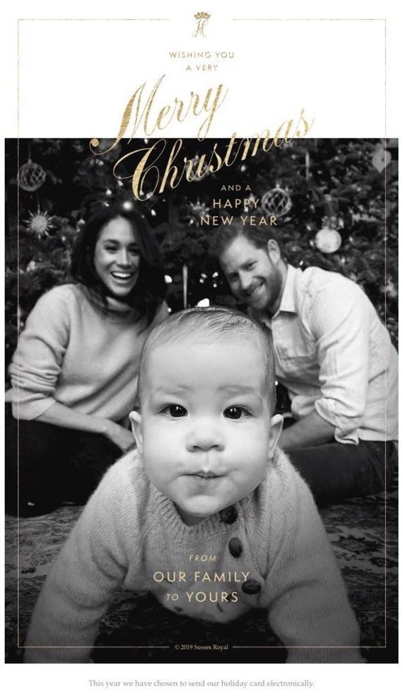 Фото сина принца Гаррі та Меган вперше потрапило на королівську різдвяну листівку. 38-річна Меган Маркл і 35-річний принц Гаррі представили свою різдвяну листівку.
