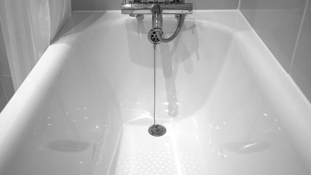 Способи прочистити засмічення в раковині зливу ванни. Якщо вода в раковині або ванні зливається все гірше і гірше, не доводьте до неприємностей.