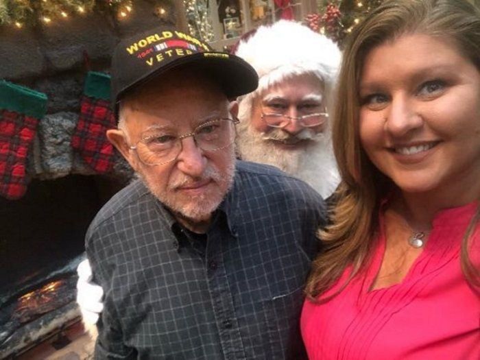 Санта-Клаус вирішив показати повагу до літнього чоловіка, вставши на коліна, адже для такого вчинку була вагома причина. Таким чином Санта хотів подякувати ветеранові Другої світової війни.