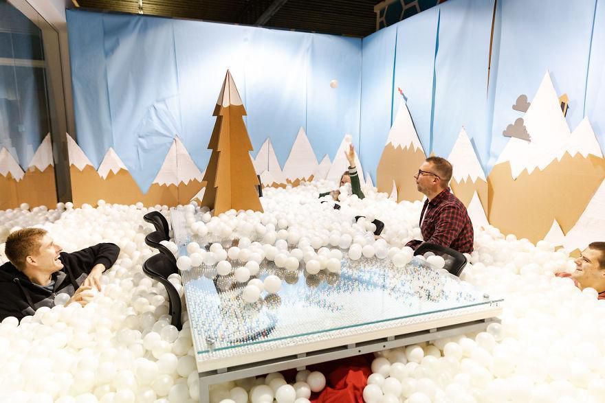 Кілька співробітників компанії вирішили влаштувати всім свято, перетворивши приміщення в справжній новорічний лабіринт з кучугурами та сніговиками. Вони це зробили поки всі були на вихідних.