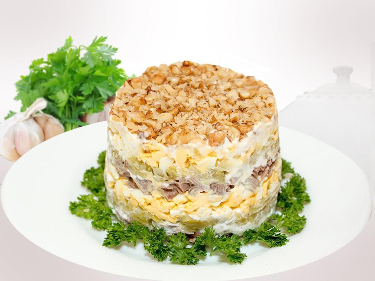 Апетитний м'ясний салат з горіхами — легкий і простий у приготуванні рецепт. Салат з м'ясом — мрія будь-якої людини.