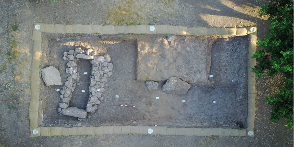 В Ізраїлі виявили гробницю, якій понад 2800 років. Стіни виритої в землі прямокутної могили були облицьовані камінням, а зверху вона була закрита двома плитами вапняку.