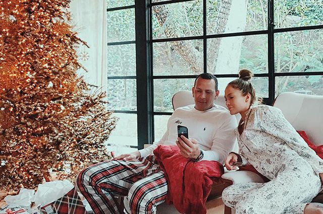 Дженніфер Лопес показала зворушливе домашнє фото з нареченим. На знімках зірка позує без макіяжу і в піжамі.
