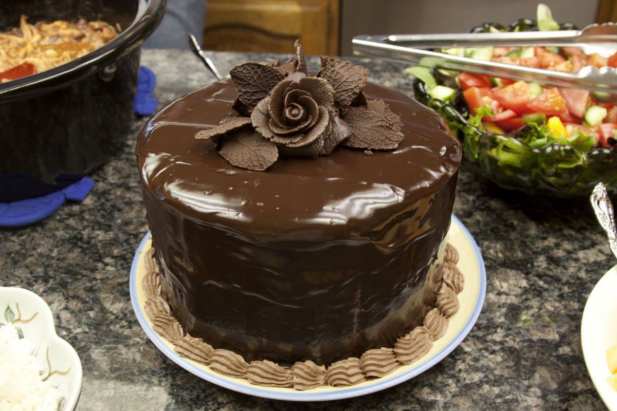 З яких причин ганаш може потріскатися на приготованому торті. Такий недолік часто мають кондитерські вироби у недосвідчених кулінарів.